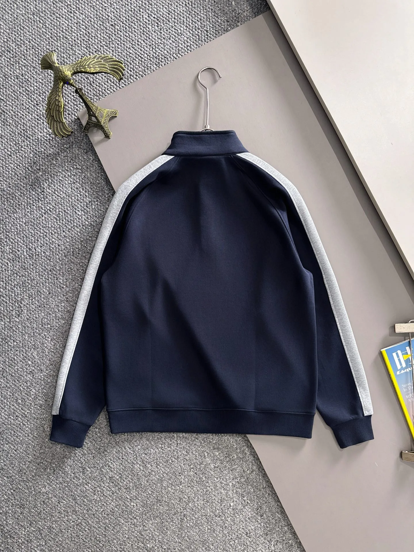 P360 Shitou Daojia's first release of 25ss autumn and winter new lapel sweatshirt long-sleeved men and women. Many celebrities share the same style. Craftsmanship that ordinary small workshops cannot copy. We are not afraid of any challenges in terms of materials, detail restoration and craftsmanship, just to provide you with wonderful products. Compare the top original versions at will. No expense is spared just to do better. Unique imported fabric feel. Purely imported German machine production. Precision operation. Thousands of needles density. Full set of new accessories with three standards for simultaneous customization. The upper body is versatile and fashionable. A perfect choice for autumn and winter. A must-have item. Size chart: m-4XL (Please state your height and weight when placing an order.